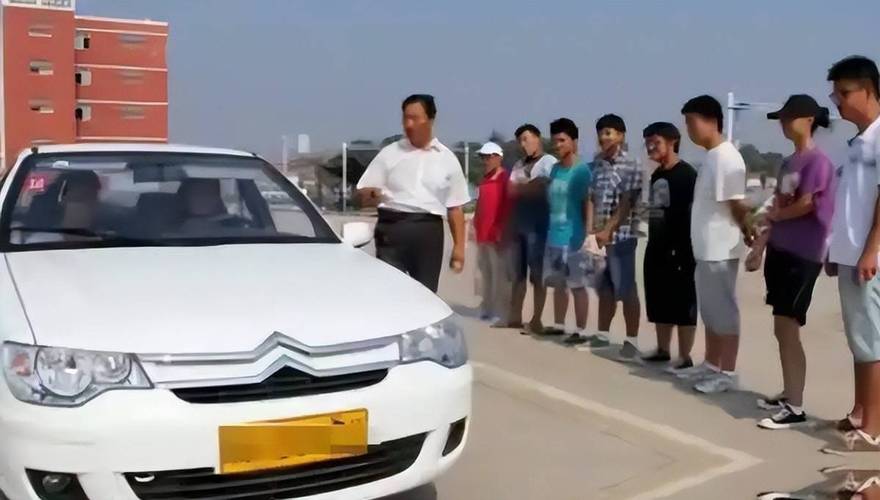 从“抢着学”到“无人问津” 2万多家驾校的生死困局